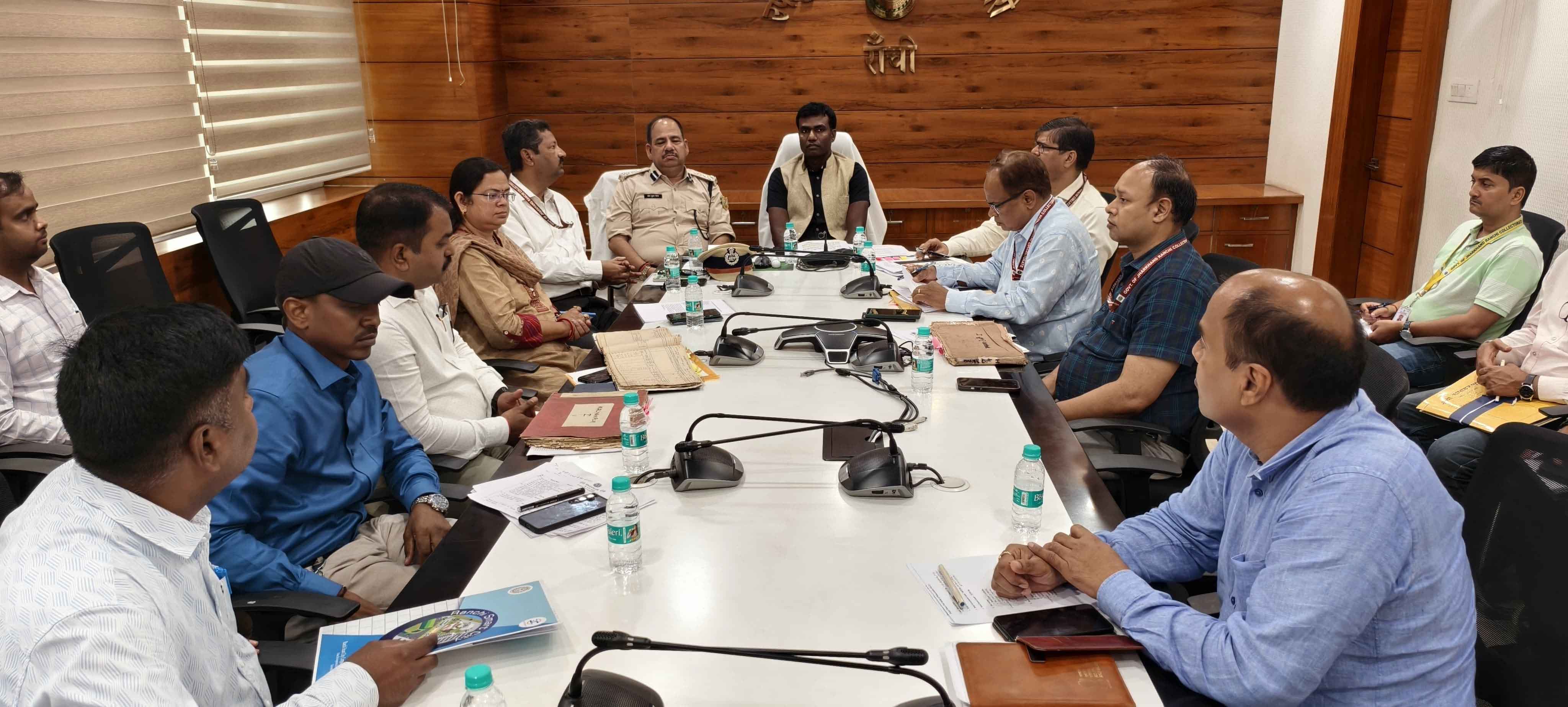 जमीन अधिग्रहण पर बैठक में बोले उपायुक्त - बचे हुए लोगों को जल्द मिले मुआवजा