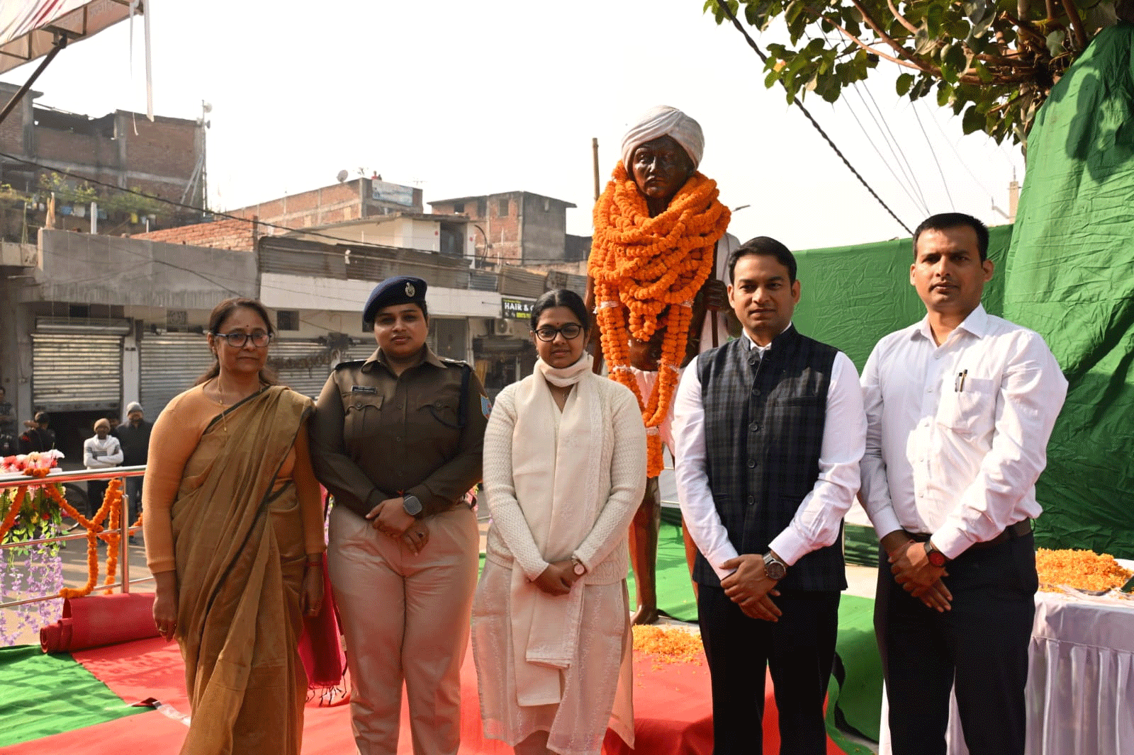 पलामू : डीसी-एसपी ने धरती आबा की 150वीं जयंती पर श्रद्धांजलि अर्पित की