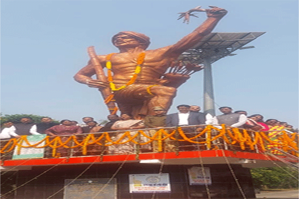 रामगढ़ : भगवान बिरसा मुंडा की जयंती पर डीसी, एसपी व विधायक ने किया माल्यार्पण