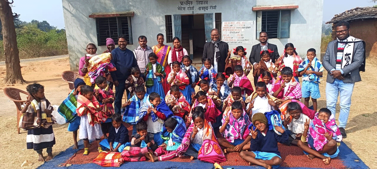 रांची: महाधर्माध्यक्ष विंसेंट आइंद ने बांटे क्रिसमस प्रेम उपहार