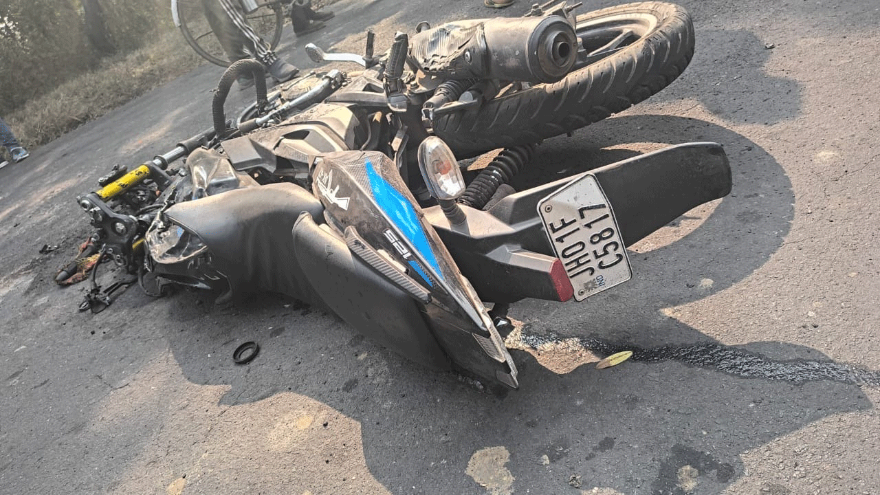 रामगढ़ : बाइक व हाइवा की जोरदार टक्कर में एक की मौत,1 युवक गंभीर