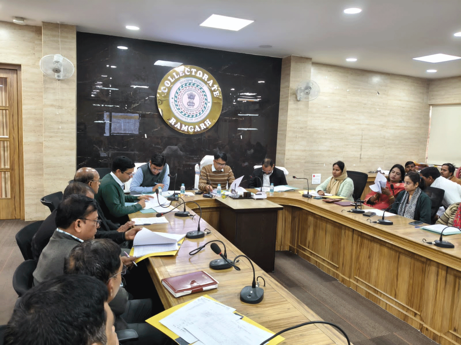 रामगढ़ : DMFT के तहत संचालित विकास कार्यों की उपायुक्त ने की समीक्षा