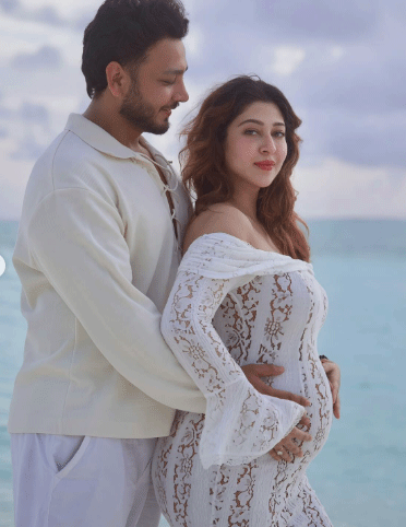 एक्ट्रेस सोनारिका भदौरिया के घर जल्द गूंजेगी किलकारी, समुद्र किनारे व्हाइट ड्रेस में फ्लॉन्ट किया बेबी बंप