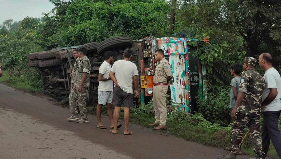 झरिया में कोयला लदा हाइवा अनियंत्रित होकर पलटा,बाल-बाल बचे चालक-खलासी