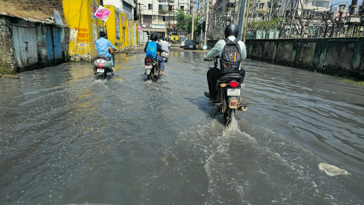 छठ पूजा से पहले बड़ा तालाब का हाल बेहाल, नाले का गंदा पानी सड़क पर भरा