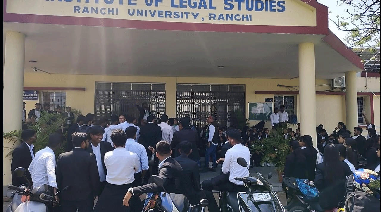 रांची के ILS कॉलेज में मूलभूत सुविधाओं की मांग को लेकर छात्रों का आंदोलन