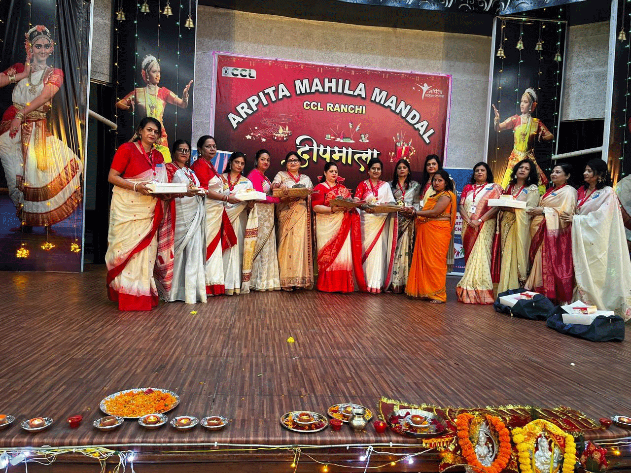 अर्पिता महिला मंडल ने जरूरतमंद महिलाओं को दी छठ पूजा सामग्री