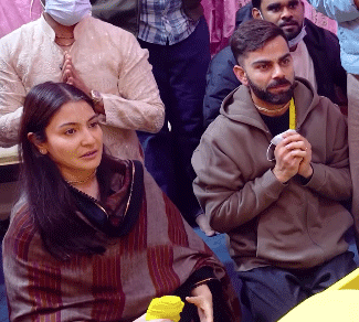 फिर प्रेमानंद महाराज की शरण में पहुंचे विराट अनुष्का,वीडियो वायरल