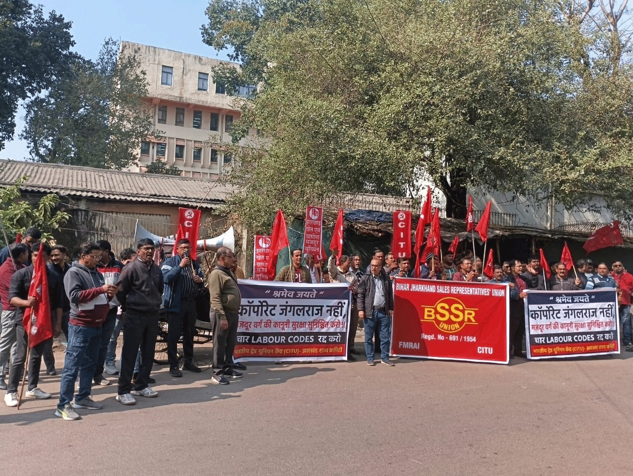 रांची में चार लेबर कोड्स के विरोध में प्रदर्शन, आम हड़ताल की चेतावनी