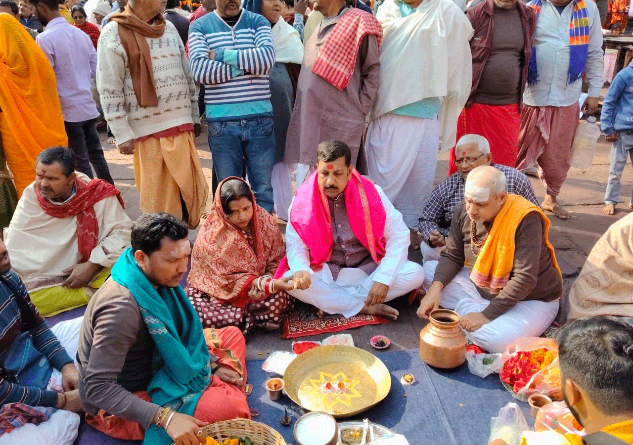 देवघर :  महापौर प्रत्याशी सूरज झा ने बाबा मंदिर में रुद्राभिषेक कर किया चुनावी शंखनाद