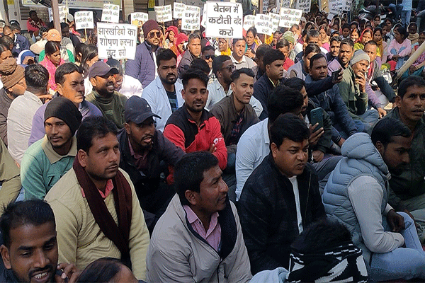 गिरिडीह सदर अस्पताल के आउटसोर्स कर्मी धरना पर, आंदोलन तेज करने की चेतावनी