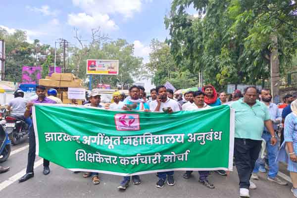 राज्यपाल के निर्णय के विरोध में अनुबंध शिक्षकेत्तर कर्मचारियों का पैदल मार्च, सड़कों पर मांगी भीख