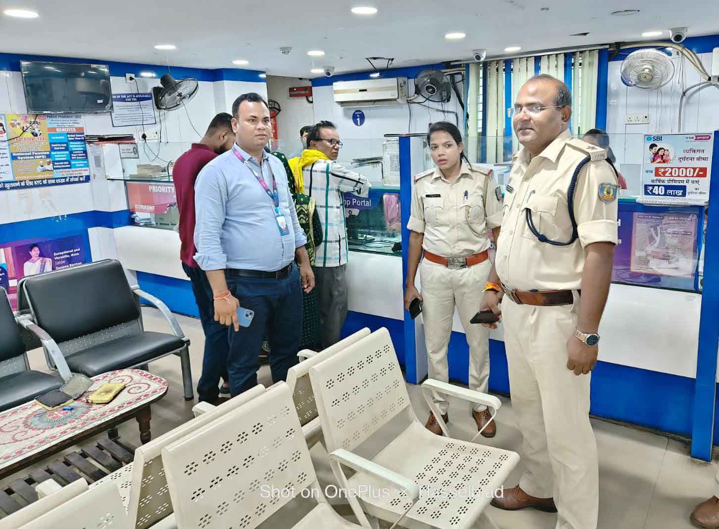 धनबाद : बैंक सुरक्षा को लेकर सघन चेकिंग अभियान, एक संदिग्ध को लाया गया थाना