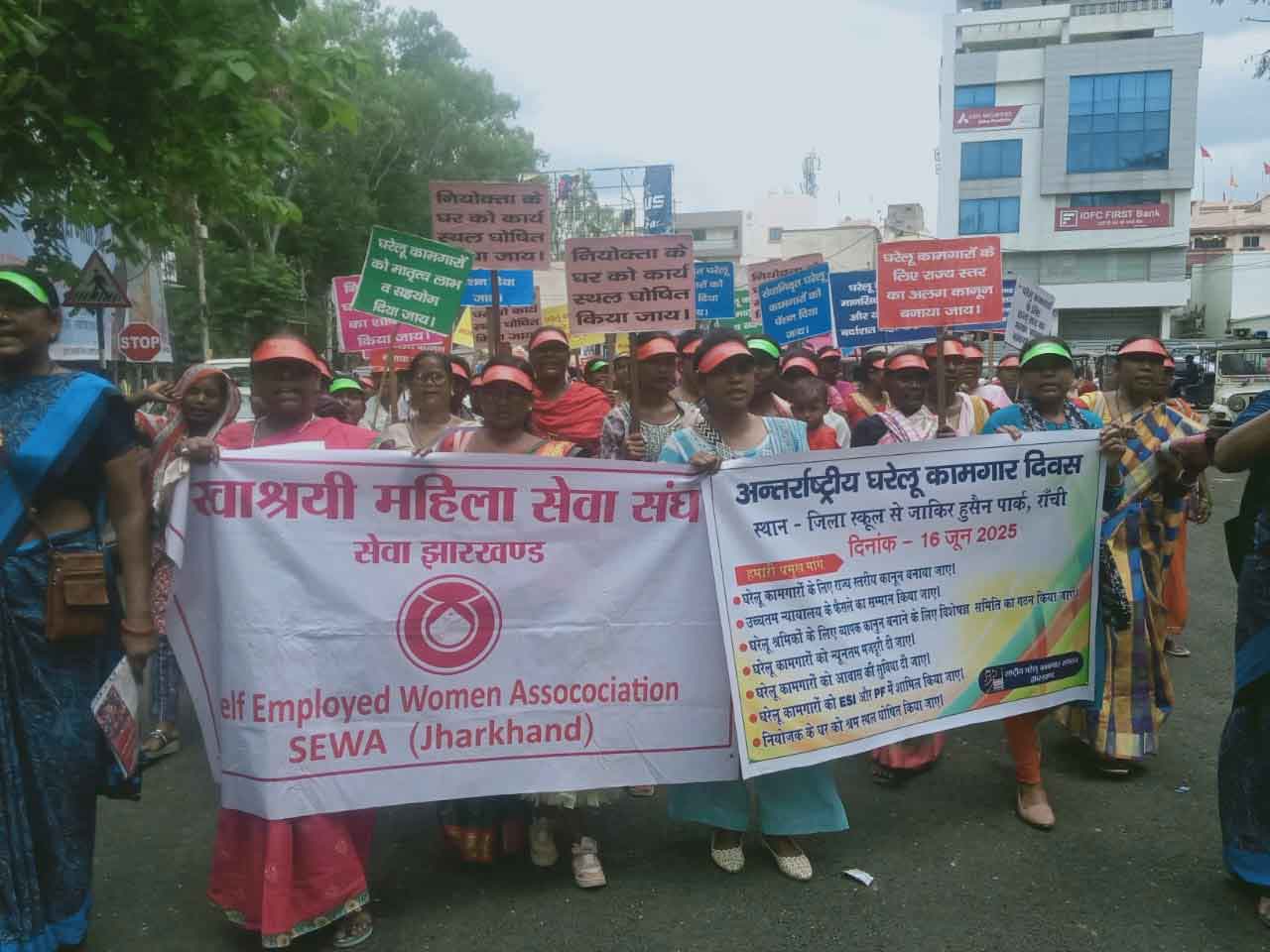 घरेलू कामगार महिलाओं ने सम्मान व अधिकार की मांग पर राजभवन के समक्ष किया प्रदर्शन