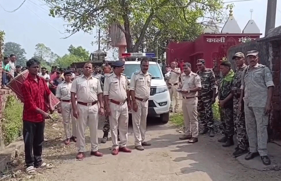 धनबाद : मुखिया पति पर फायरिंग केस में पुलिस ने आरोपियों के घर इश्तेहार चिपकाया