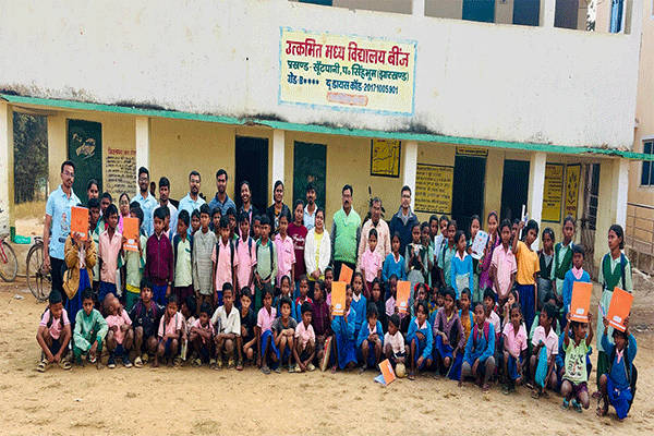 चाईबासा: बिंज गांव में पूरनचंद फाउंडेशन का जागरूकता कार्यक्रम आयोजित