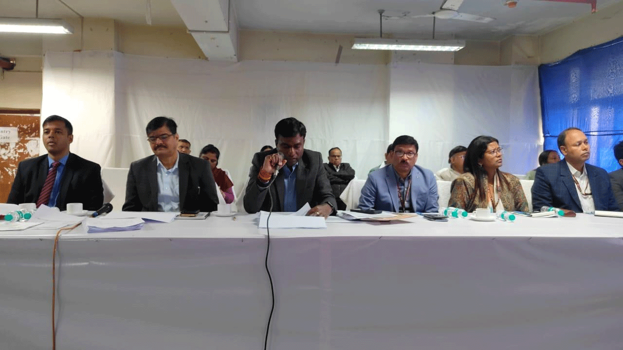 रांची डीसी ने राजस्व-जमीन मामलों की समीक्षा, लंबित काम जल्द निपटाने के निर्देश