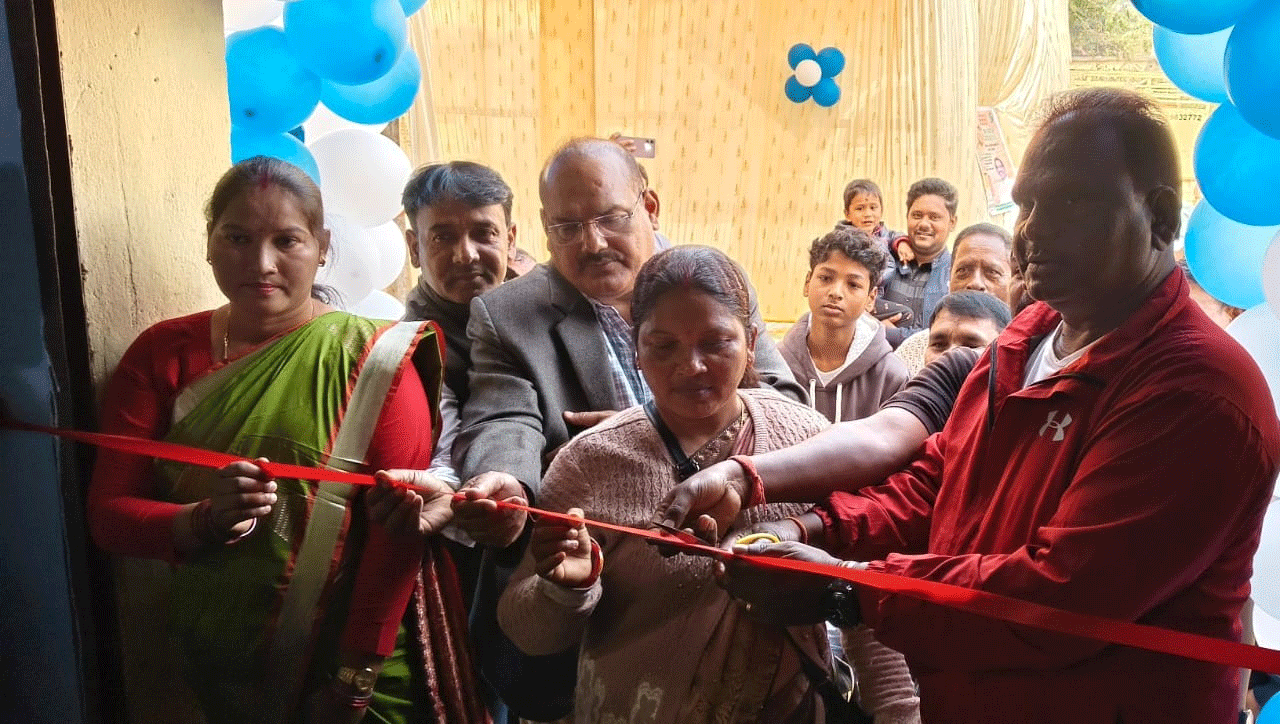 चक्रधरपुर प्रखंड कार्यालय में धान अधिप्राप्ति केंद्र का हुआ उद्घाटन