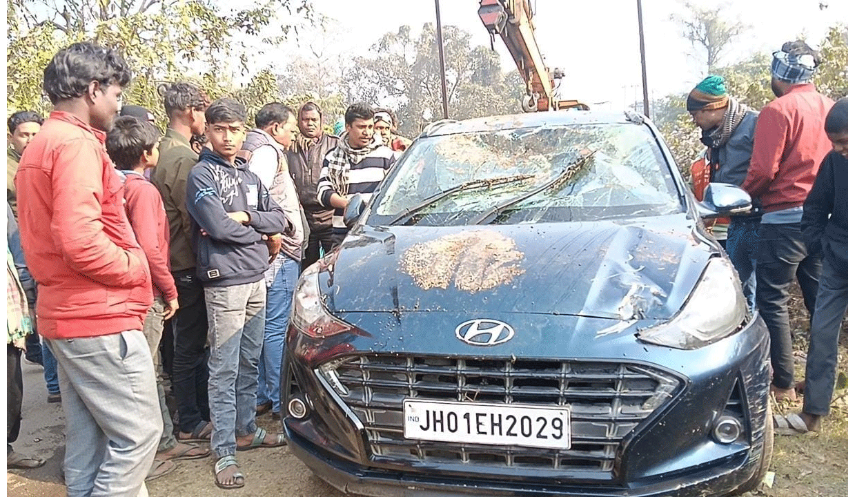 धनबाद :  ब्रेक फेल होने से नाले में गिरी कार, बाल-बाल बचे लोग