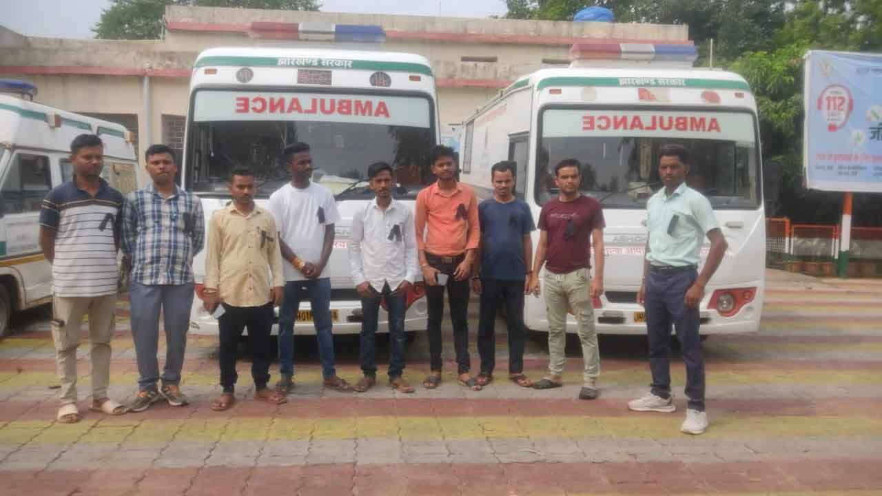 लातेहार : मानदेय नहीं मिलने पर 108 एंबुलेंस कर्मियों ने काला बिल्ला लगाकर किया प्रदर्शन