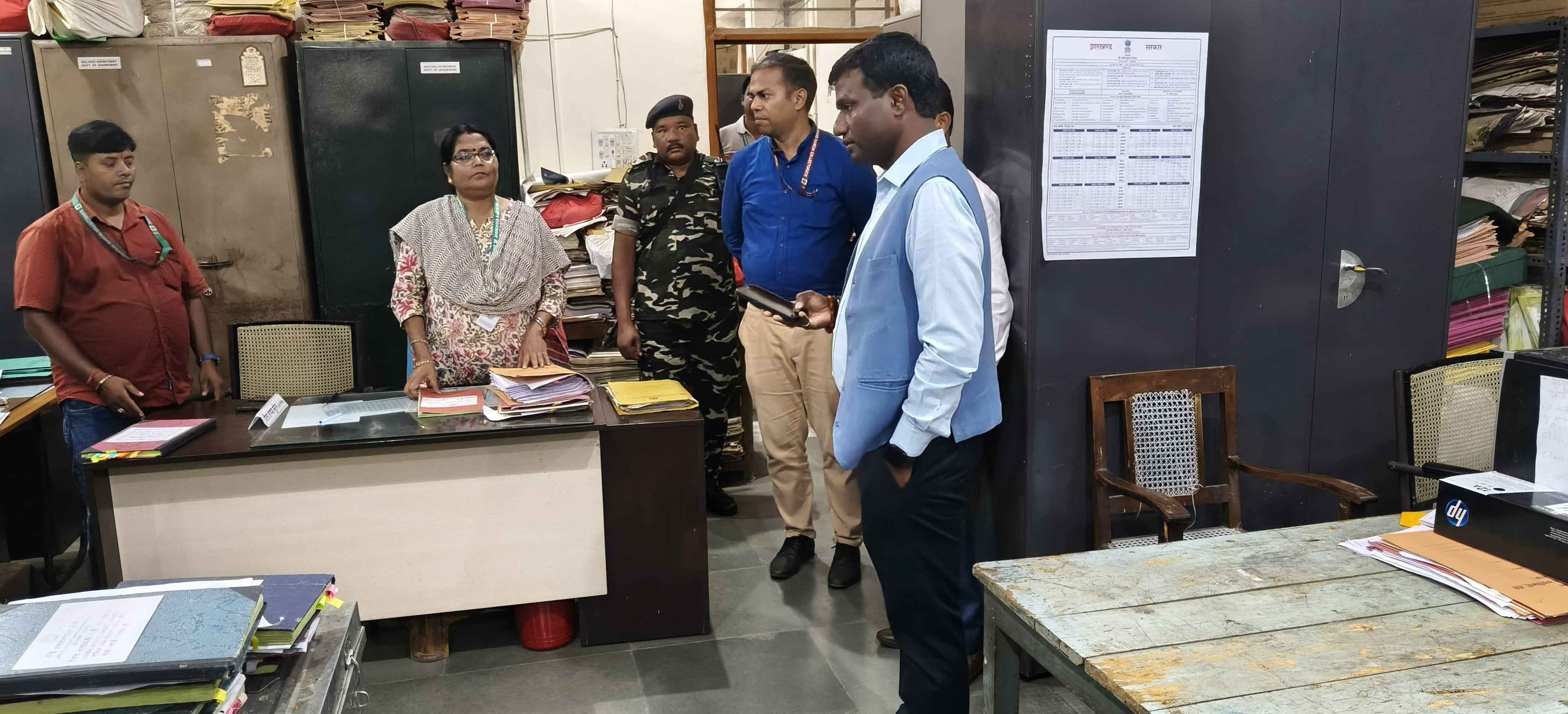 रांची DC का औचक निरीक्षण, दफ्तरों में मिली लापरवाही, कई को नोटिस