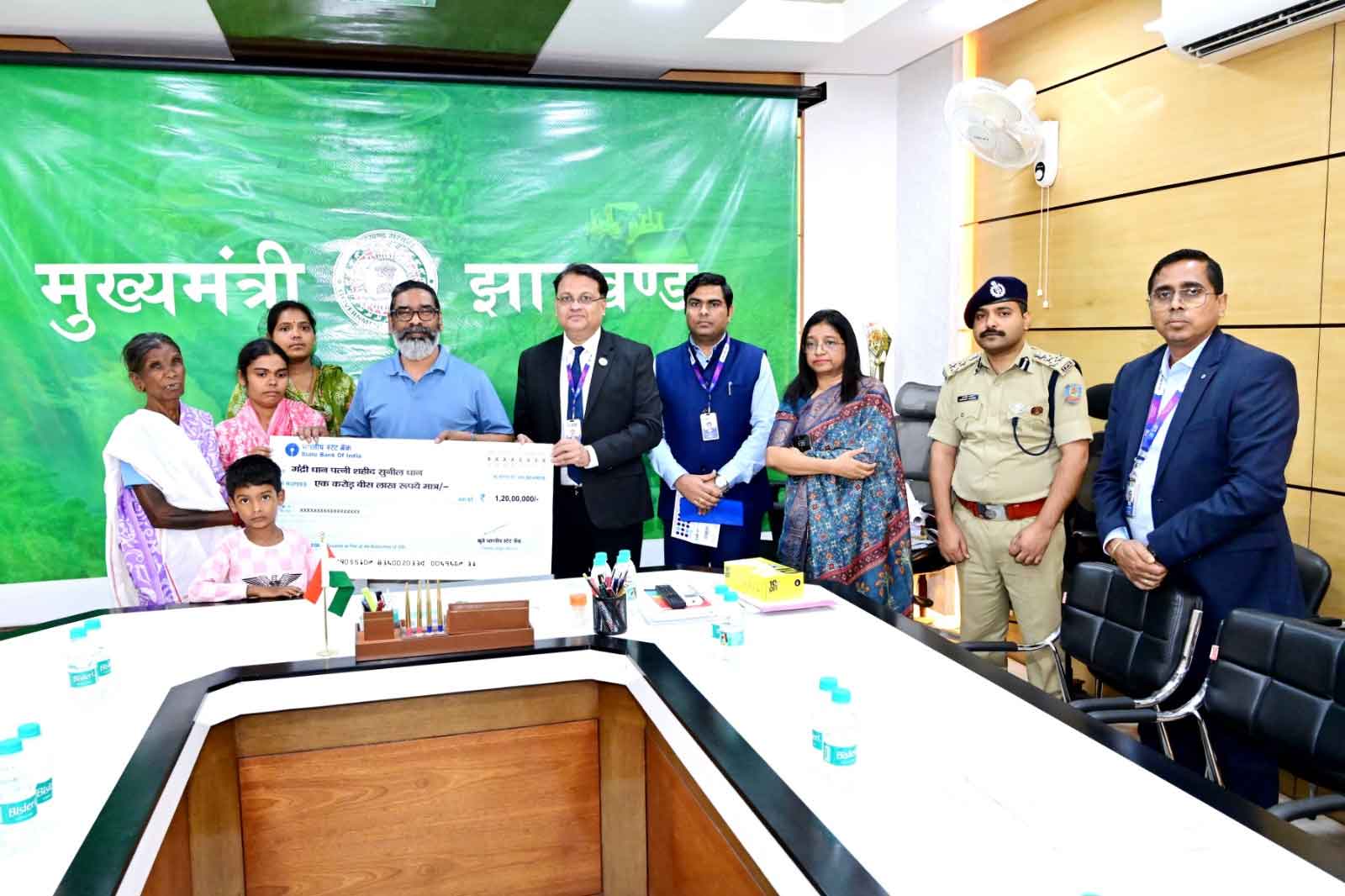 CM ने शहीद आरक्षी सुनील धान के परिजनों को  2.66 करोड़ की सहायता राशि दी