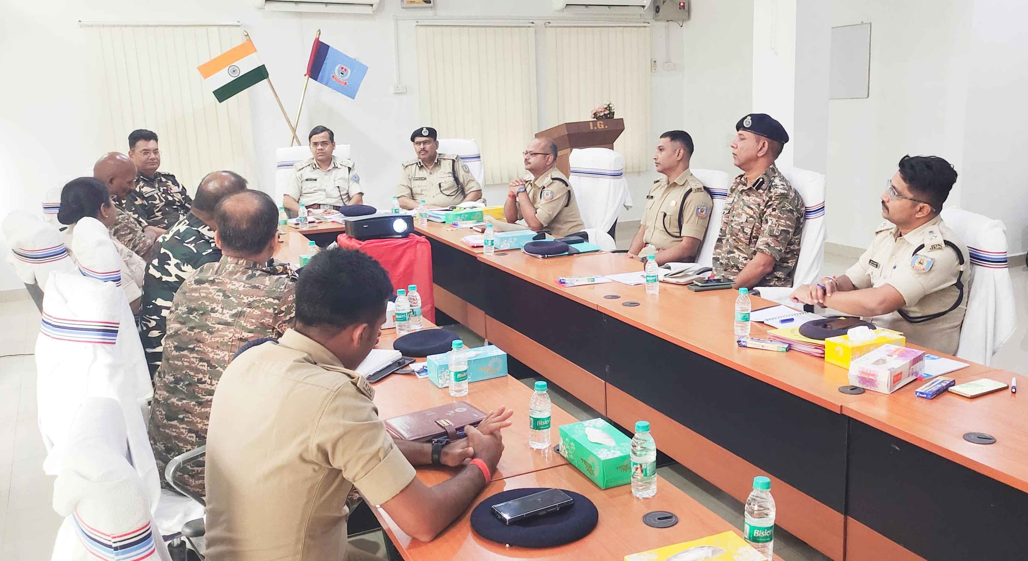 नक्सलियों के खिलाफ खुफिया जानकारी एकत्र करें और अभियान में तेजी लाएं: आईजी