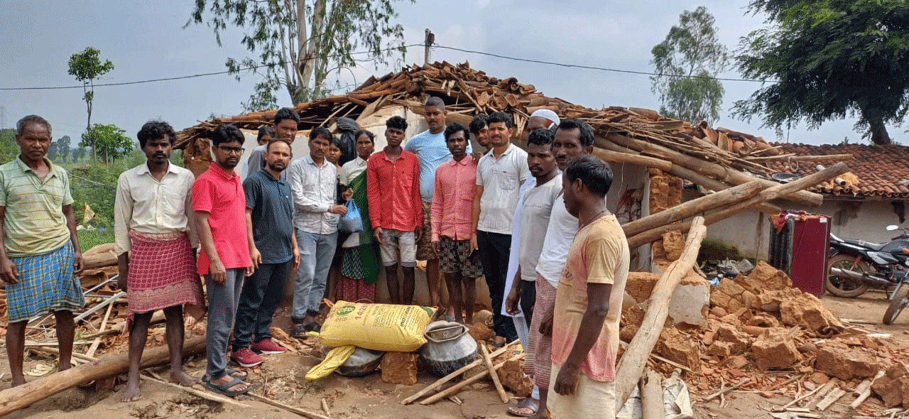 लातेहार:  जंगली हाथियों के झुंड ने मचाया उत्‍पात, ग्रामीण का घर ध्वस्त किया