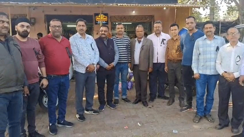 धनबाद : लूटकांड में पुलिस की नाकामी पर भड़के व्यापारी, काला बिल्ला लगा किया विरोध प्रदर्शन