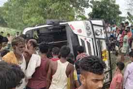 मोतिहारी से सीतामढ़ी जा रही बस अनियंत्रित होकर पलटी, कई यात्री घायल