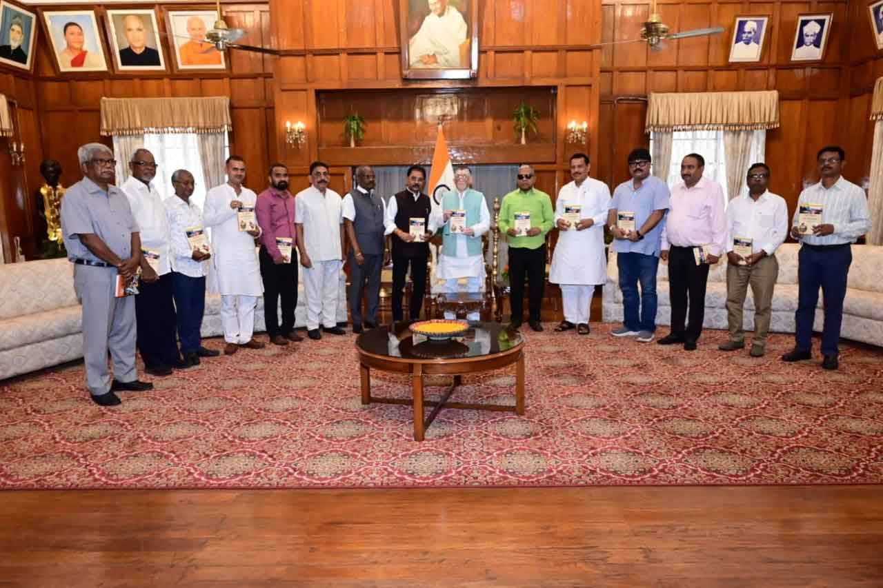 राज्यपाल ने डॉ प्रदीप बलमुचू की पुस्तक “झारखण्ड एक सिंहावलोकन” का किया लोकार्पण