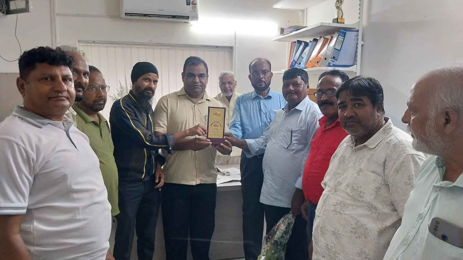 अंजुमन इस्लामिया हॉस्पिटल ने 'लहू बोलेगा' के संस्थापक नदीम खान को किया सम्मानित