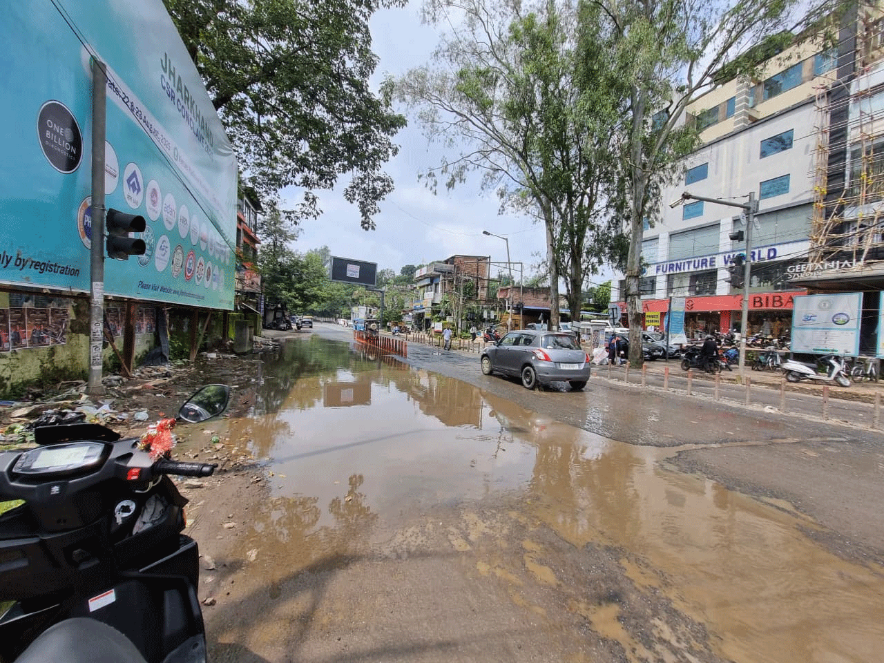 बारिश से कम, सड़क के छींटों से ज्यादा भीग रहे हैं लोग
