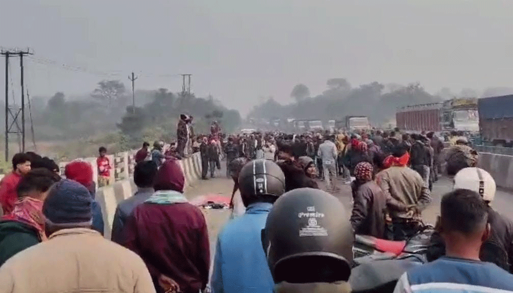 कतरास में बालू तस्करों का तांडव, बाइक सवार को कुचला, विरोध में NH-32 जाम