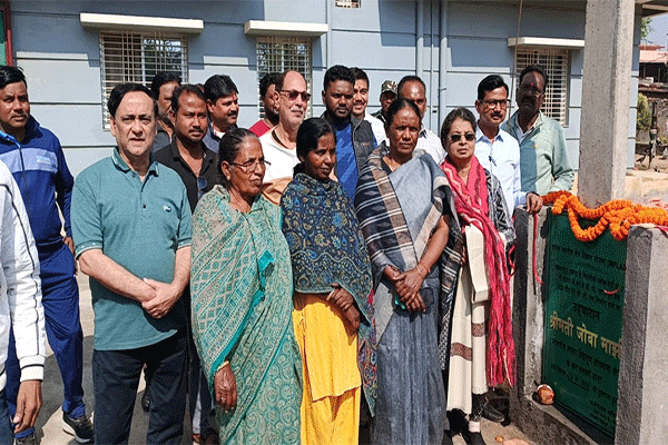 सांसद जोबा माझी ने चिरंजीवी ब्लॉक में 500 फीट पीसीसी सड़क का उद्घाटन किया