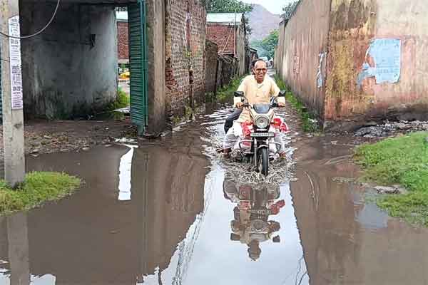 बारिश बनी आफत, जलजमाव से धनबाद के नागरिक बेहाल, निगम की व्यवस्था पर उठे सवाल