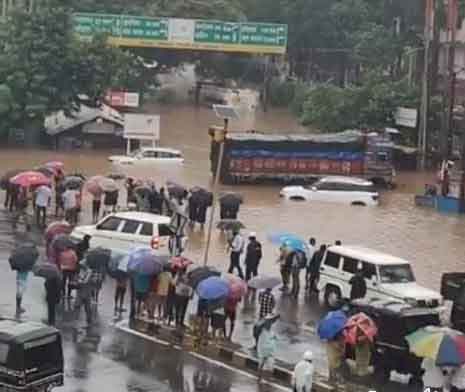 चांडिल: एनएचएआई की लापरवाही से पानी में डूबीं सड़कें, आवागमन बाधित