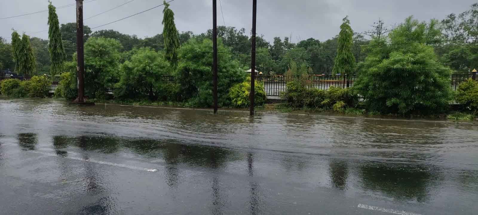 रांची में भारी बारिश से जनजीवन बेहाल, सड़कें और नाली हुए बराबर,पार्क जलमग्न