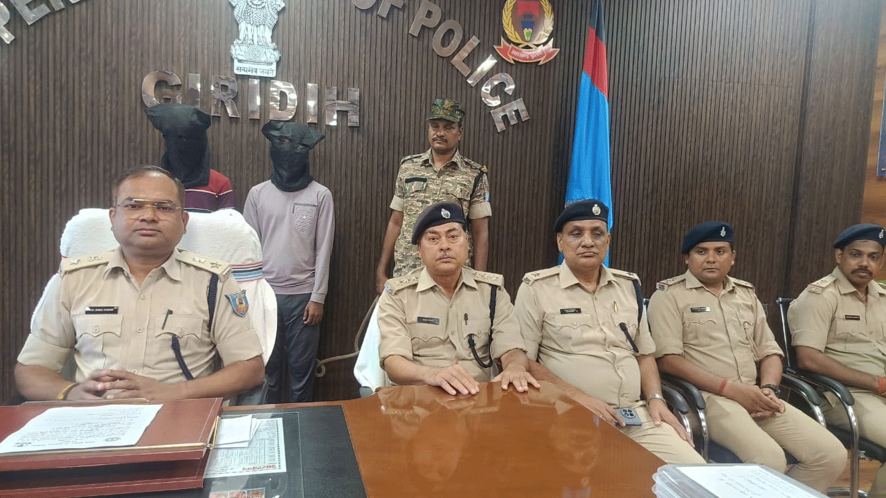 गिरिडीह : ठगी करने वाले दो साइबर अपराधी गिरफ्तार, मोबाइल और सिम कार्ड भी बरामद