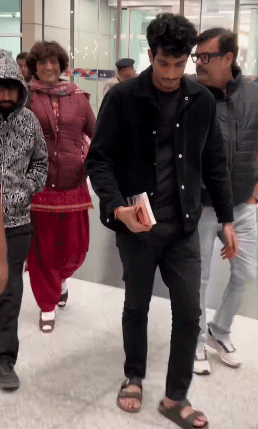 शादी पोस्टपोन होने के बाद पलाश मुछाल एयरपोर्ट पर हुए स्पॉट, वीडियो वायरल