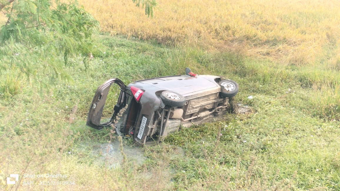 राष्ट्रीय राजमार्ग 49 पर कार पलटी, तीन घायल