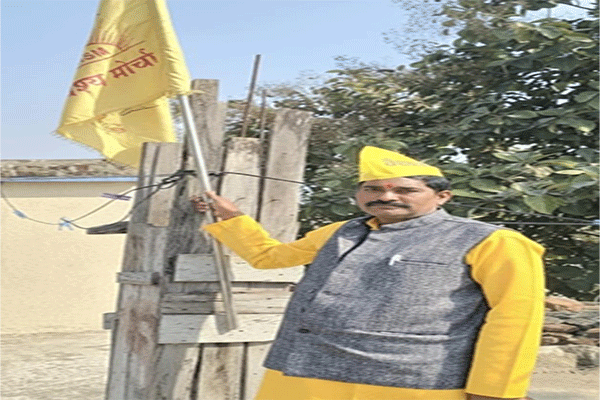 वैश्य मोर्चा के पदाधिकारियों ने अपने घरों में लगाया पीला झंडा