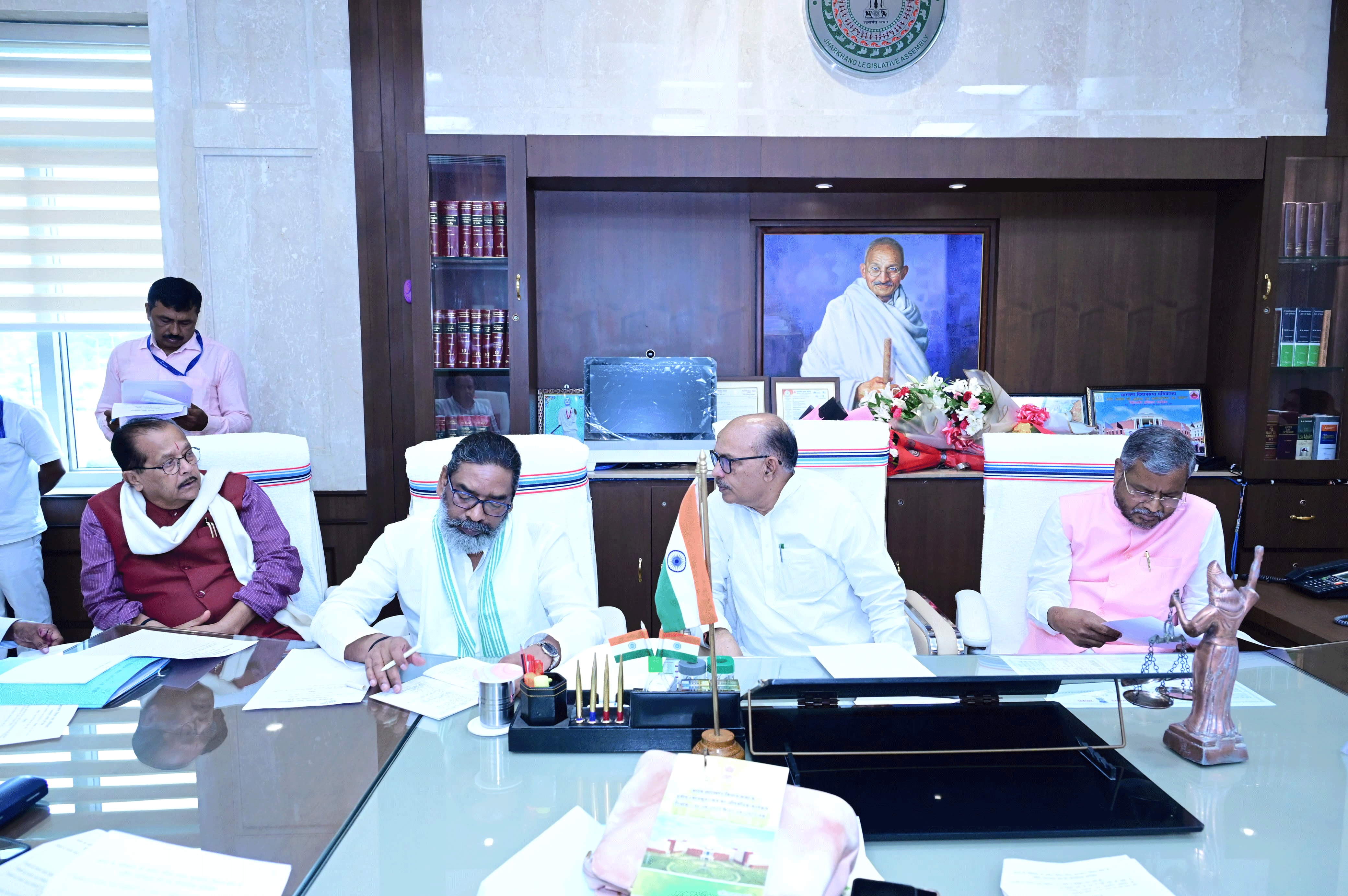 झारखंड विस मॉनसून सत्र :  कार्यमंत्रणा समिति की बैठक में शामिल हुए CM हेमंत व नेता प्रतिपक्ष बाबूलाल