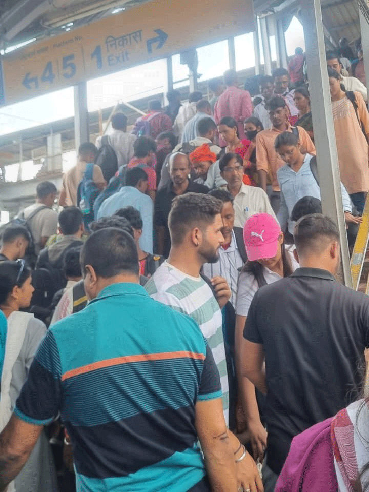 रांची रेलवे स्टेशन पर फ्लाईओवर की सीढ़ियों पर यात्रियों की भीड़ से परेशानी