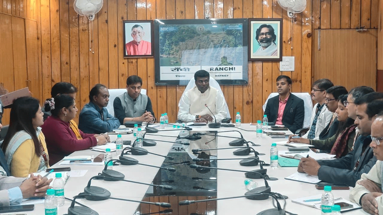 जिले में विकास योजनाओं को लेकर वरीय अधिकारियों की महत्वपूर्ण बैठक