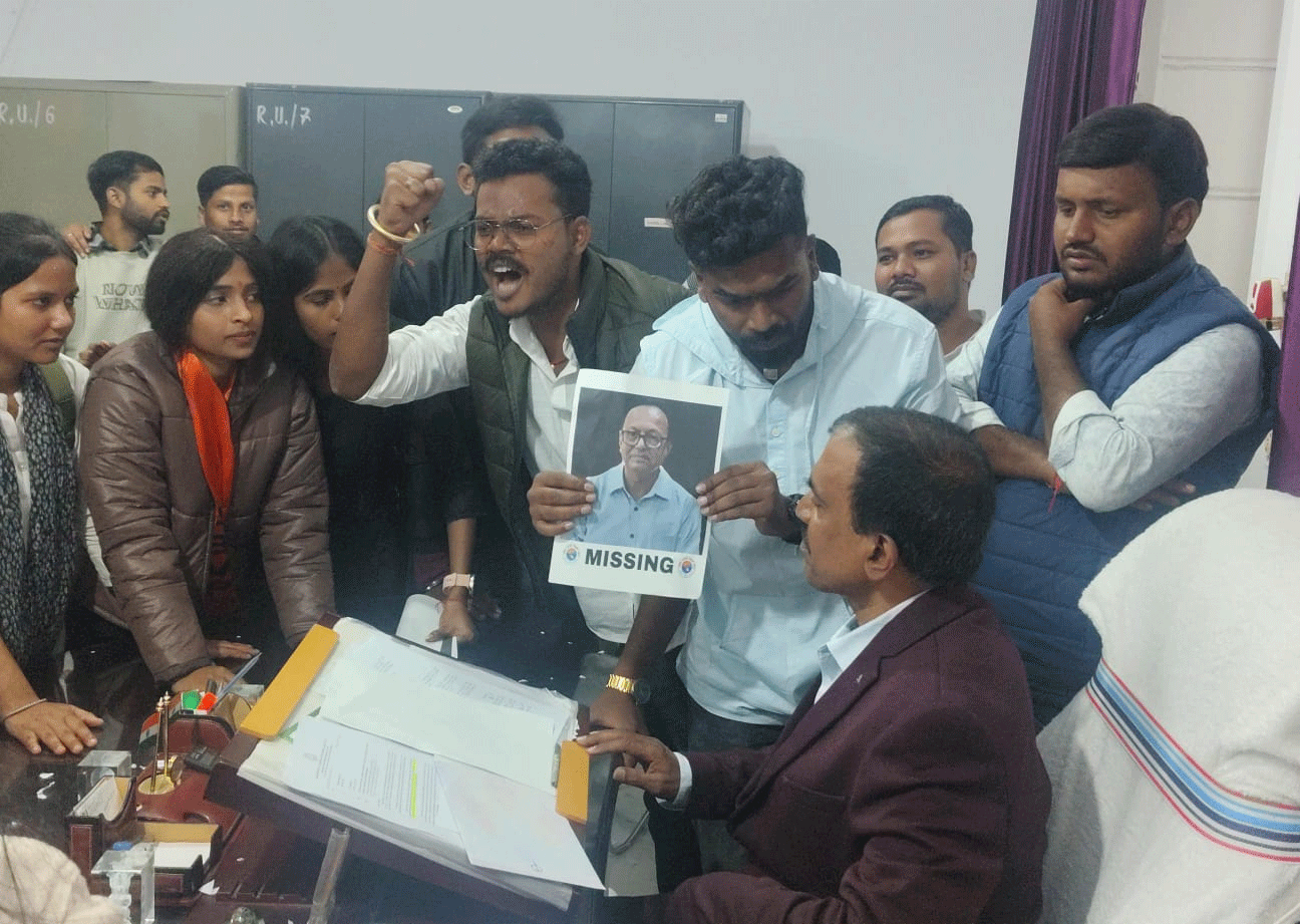 TRL विभाग में पीएचडी दाखिले को लेकर छात्रों का हंगामा, घूसखोरी और भेदभाव के आरोप