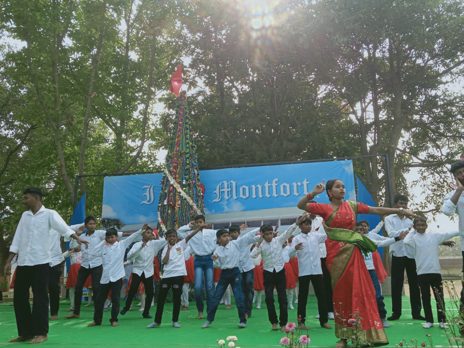 मोंटफोर्ट स्कूल में क्रिसमस गैदरिंग व पुरस्कार वितरण समारोह  का आयोजन