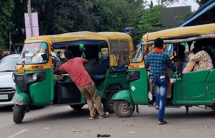 रांची : अनजान यात्रियों से मनमाना किराया वसूली, ऑटो व प्राइवेट बाइक चालक कर रहे मनमानी