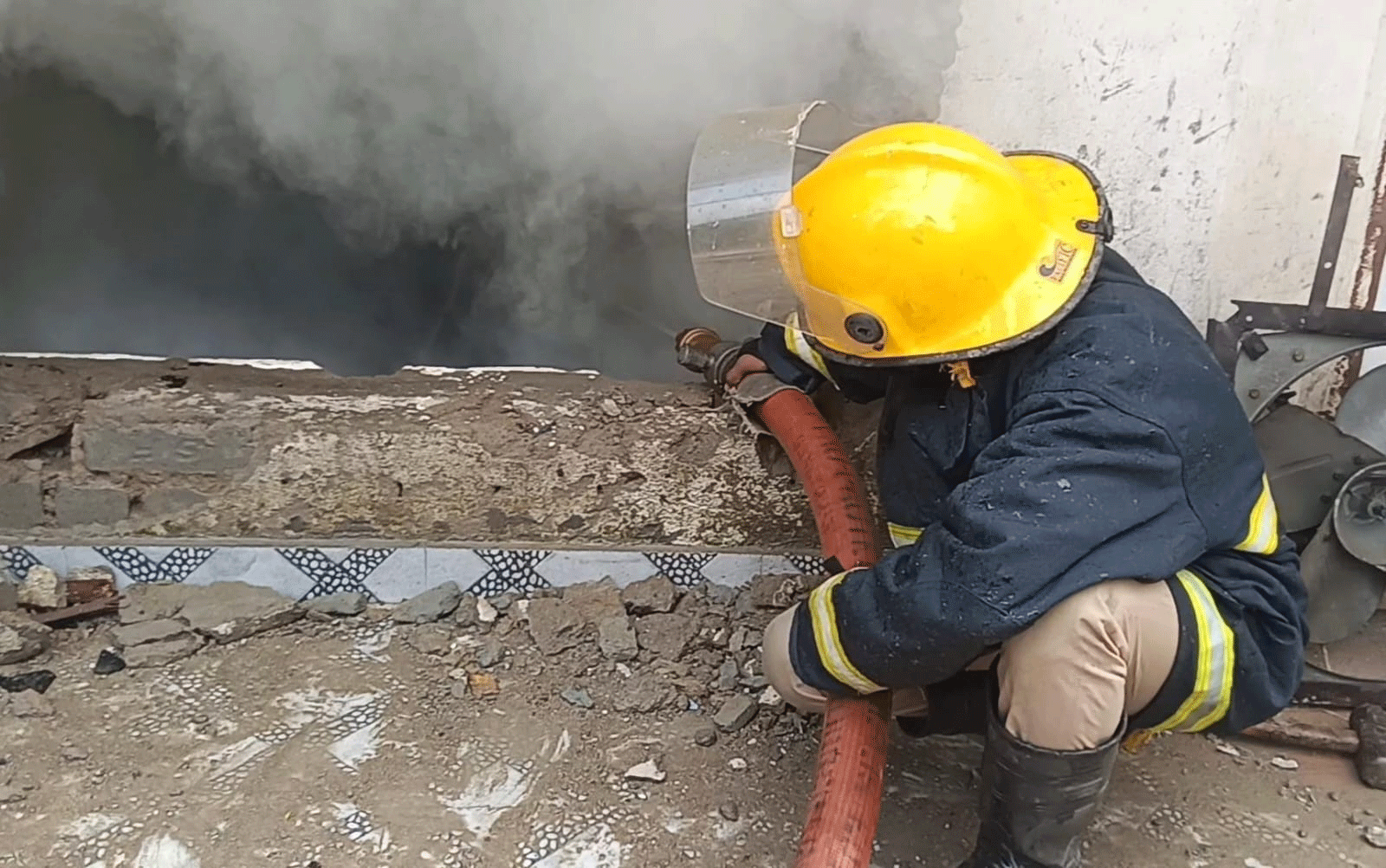 धनबाद : शांति टॉवर पूजा दुकान में लगी आग , लाखों के सामान जलकर खाक