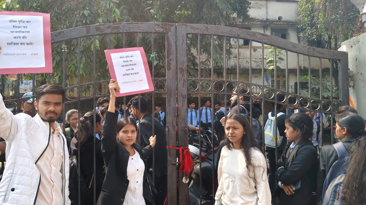 DSPMU में फीस वृद्धि के ख़िलाफ़ छात्रों का दूसरे दिन भी हल्ला बोल, प्रशासन पर लगाए गंभीर आरोप